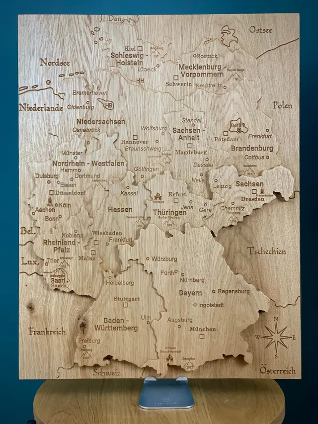 Detail des Deutschland-Reliefs mit markierten Städten