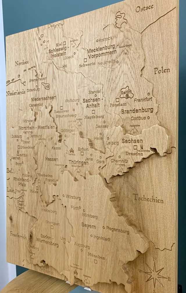 Deutschland-Relief aus Eiche in voller Ansicht