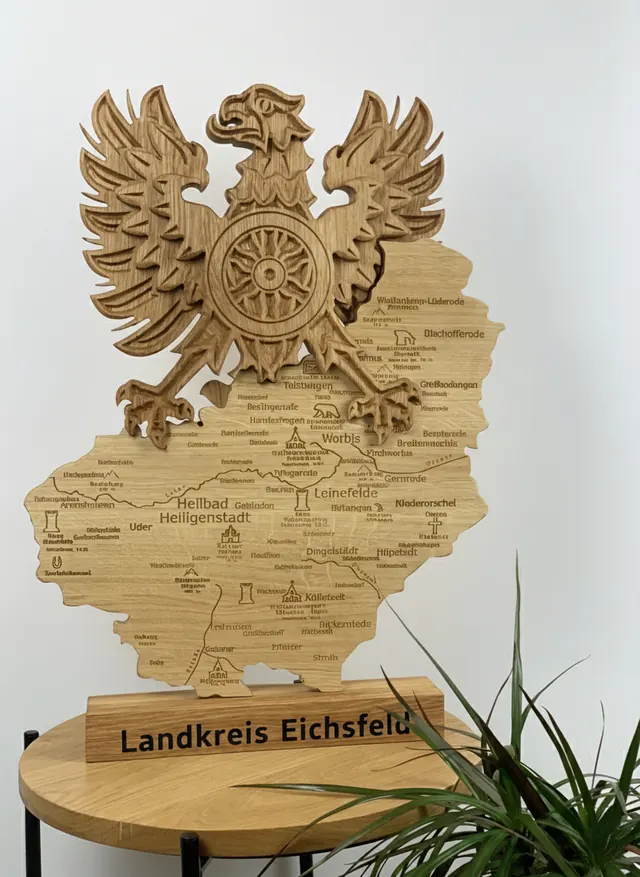 Eichsfeldadler aus Eiche mit Kartenrelief und graviertem Sockel