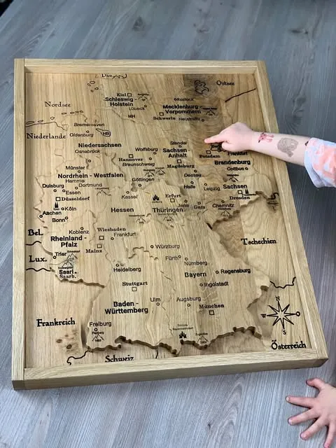 Deutschland-Relief aus Eiche in der Anwendung