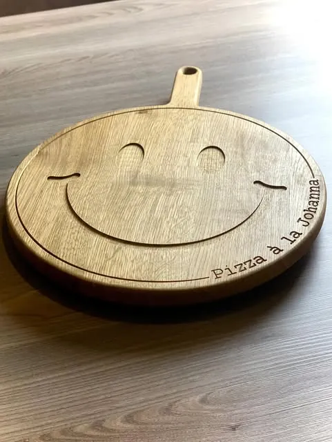 Rundes Pizzabrett mit graviertem Smiley und Namen 'Johanna'