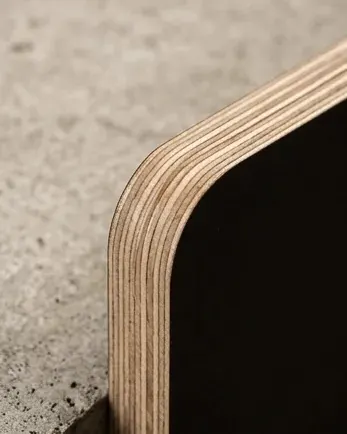 Detailansicht der gefrästen Kante einer QR-Karte aus Multiplex-Holz