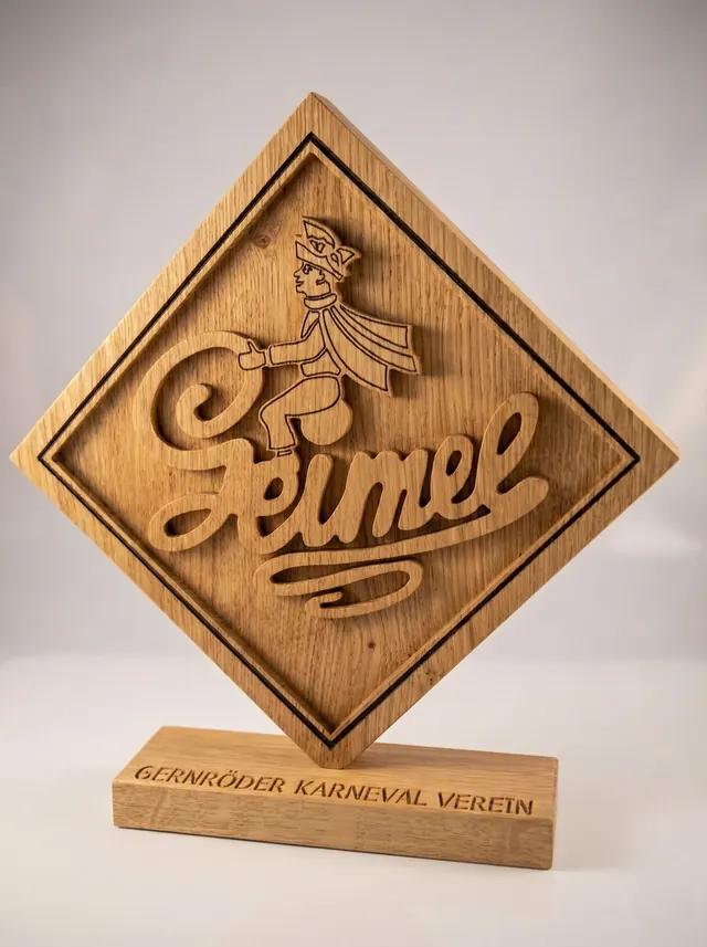 Karnevalsverein-Logo als 2.5D-Relief in Eiche mit schwarzer Pigmentierung
